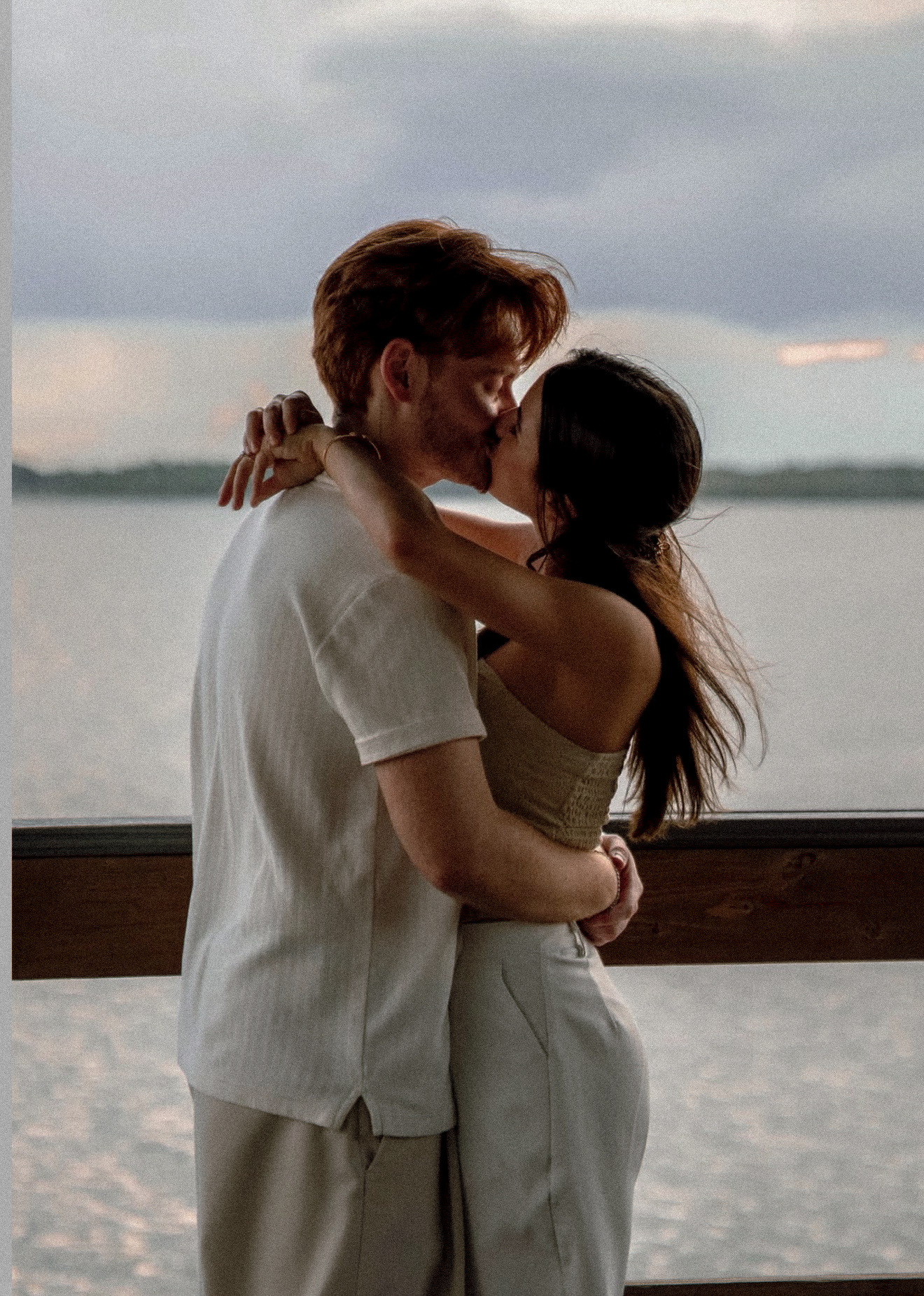 Andressa e Renan se beijando ao pôr do sol